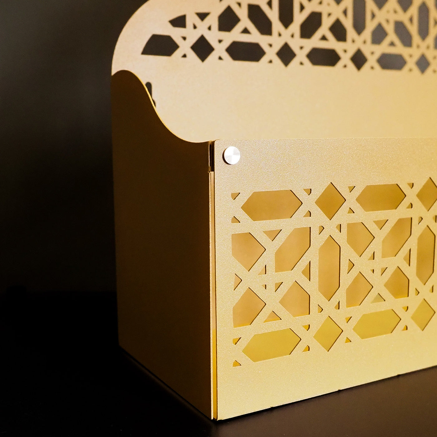 Mihrap Formlu Metal Kur’an, Tesbih ve Seccade Rafı (Duvara Monte / Masaüstü) – WAMH200