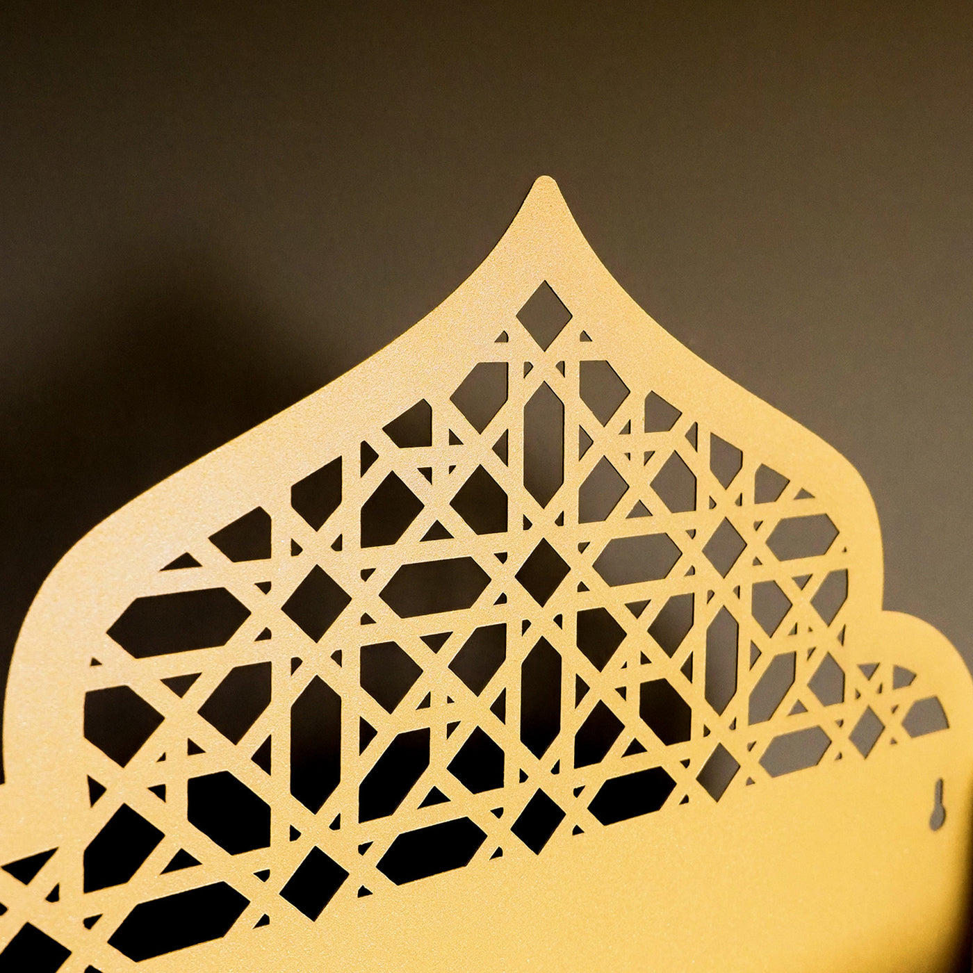 Mihrap Formlu Metal Kur’an, Tesbih ve Seccade Rafı (Duvara Monte / Masaüstü) – WAMH200