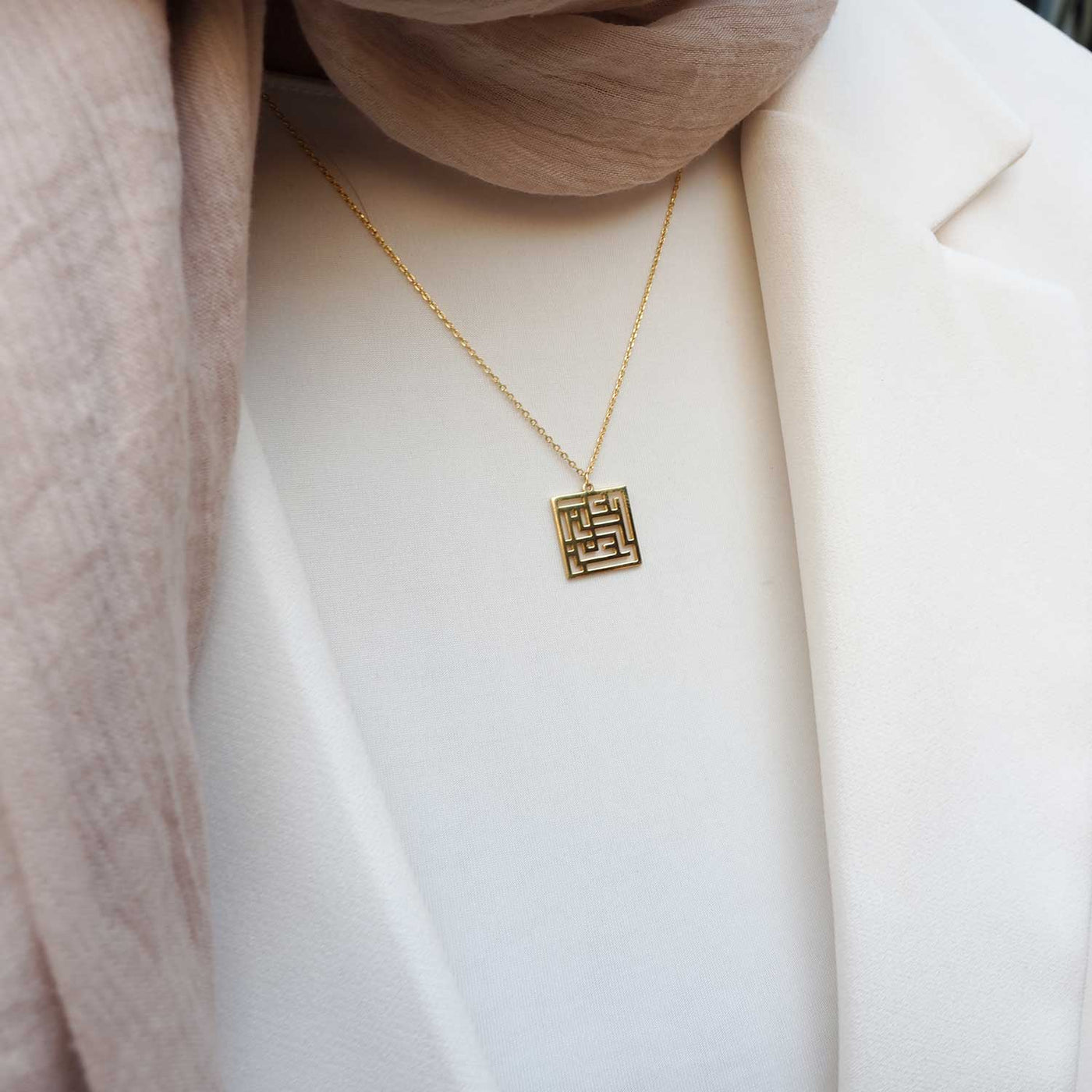 Kadın, Yaşam ve Özgürlük - Kufi Hat Yazılı Gümüş Kolye (Altın Kaplama) - WAMT011