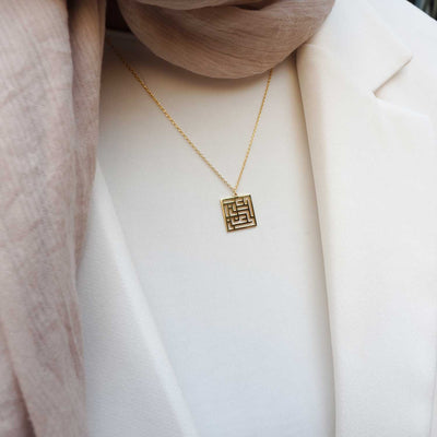 Kadın, Yaşam ve Özgürlük - Kufi Hat Yazılı Gümüş Kolye (Altın Kaplama) - WAMT011