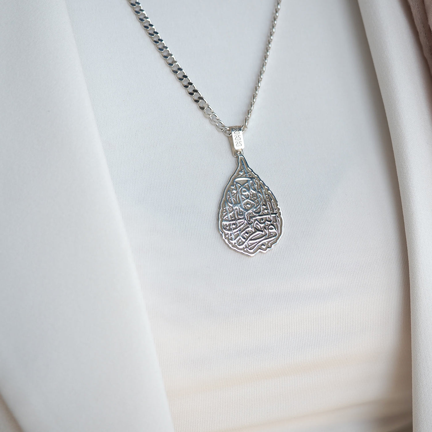 Alak Suresi Yazılı Gümüş Kolye - WAMT042