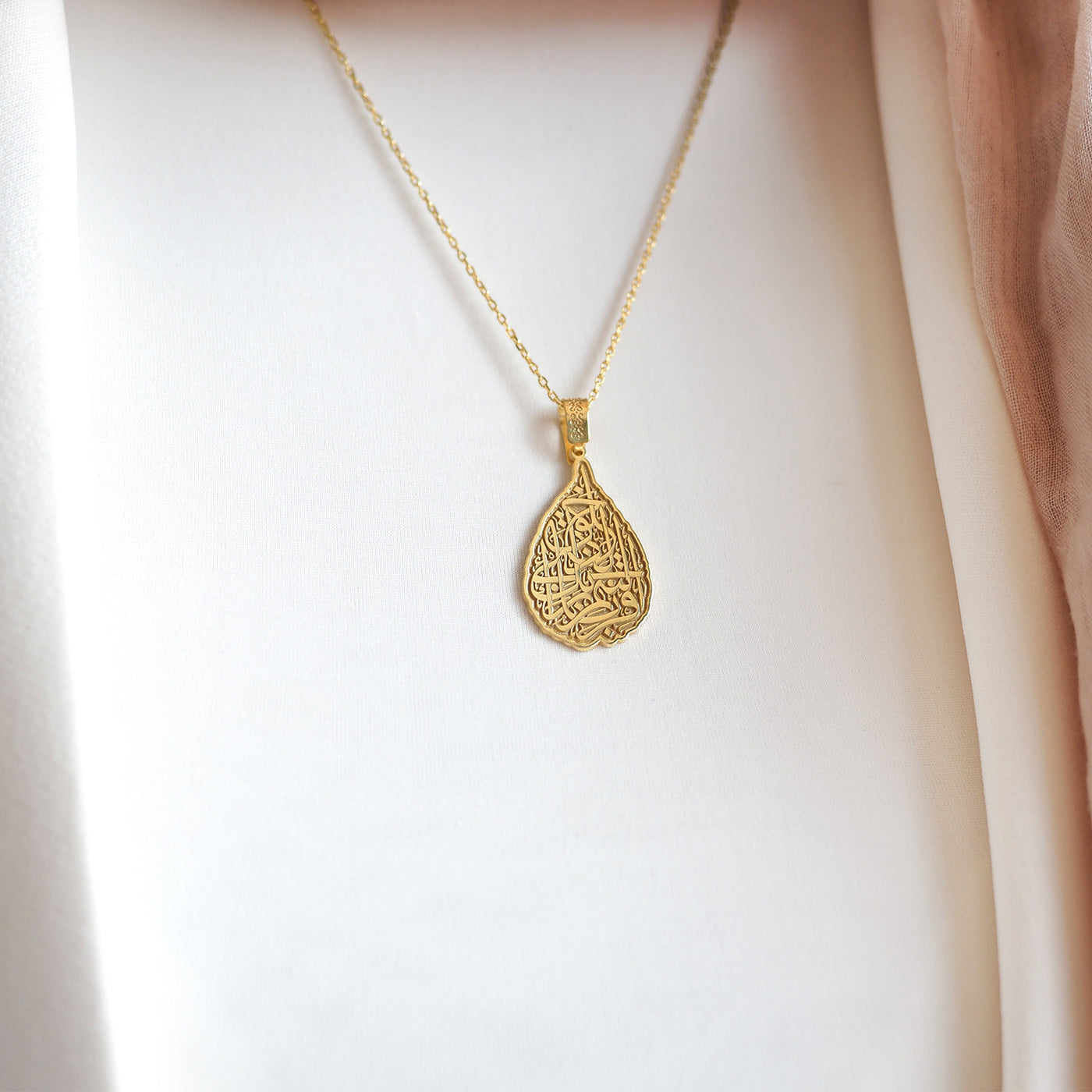 Alak Suresi Yazılı Gümüş Kolye - WAMT042