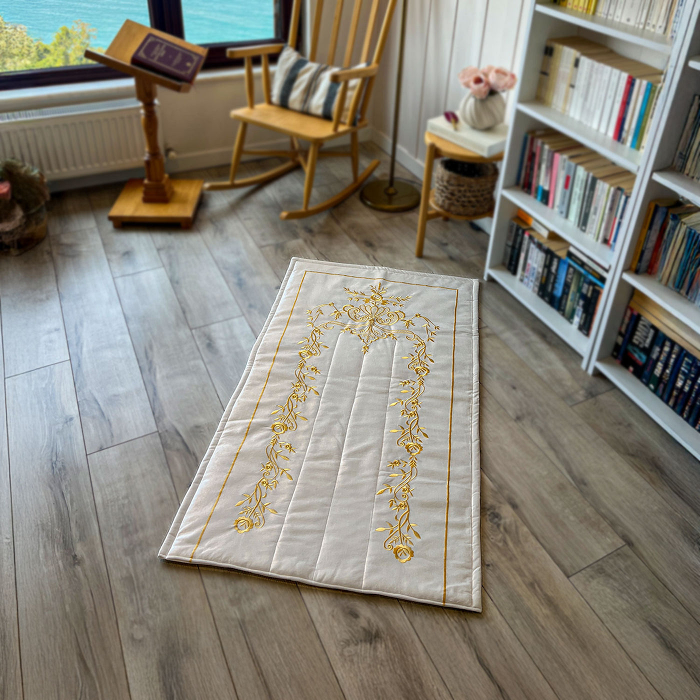 Krem Renk İpek Kadife Kumaş Seccade (Altın Renk Maraş İşi Nakış) - WAS014