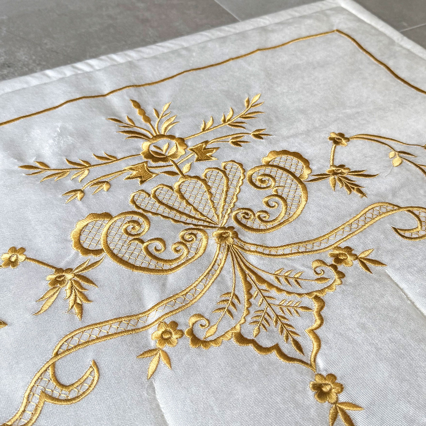 Krem Renk İpek Kadife Kumaş Seccade (Altın Renk Maraş İşi Nakış) - WAS014