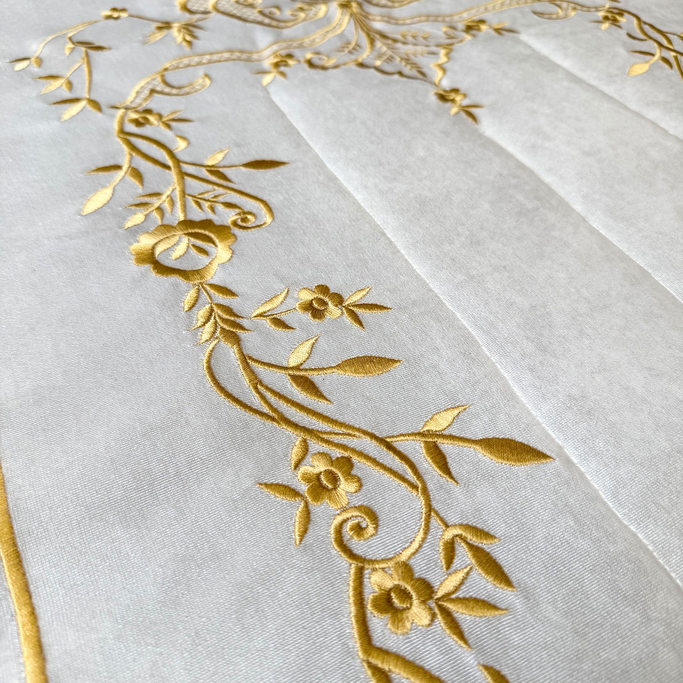 Krem Renk İpek Kadife Kumaş Seccade (Altın Renk Maraş İşi Nakış) - WAS014