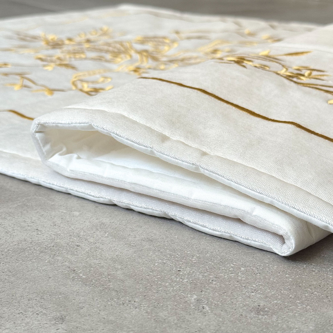 Krem Renk İpek Kadife Kumaş Seccade (Altın Renk Maraş İşi Nakış) - WAS014