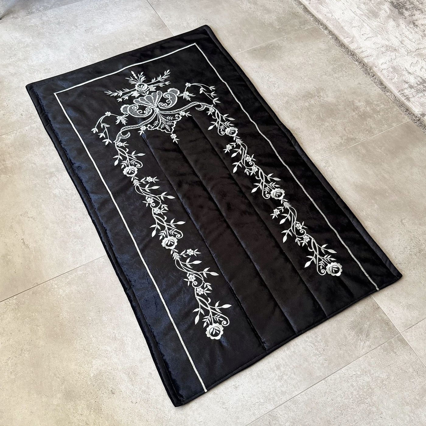 Siyah Renk İpek Kadife Kumaş Seccade (Gümüş Renk Maraş İşi Nakış) - WAS015