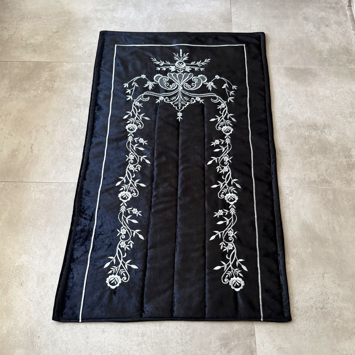 Siyah Renk İpek Kadife Kumaş Seccade (Gümüş Renk Maraş İşi Nakış) - WAS015