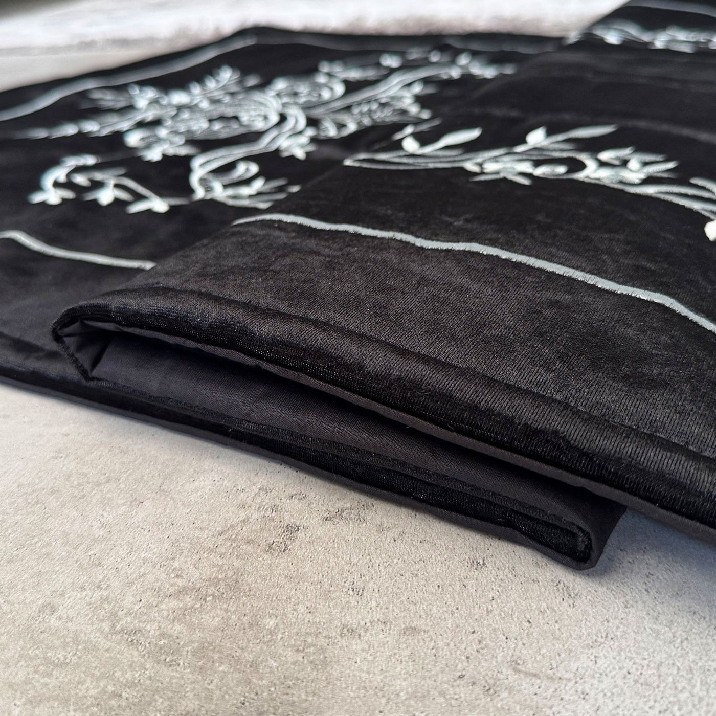 Siyah Renk İpek Kadife Kumaş Seccade (Gümüş Renk Maraş İşi Nakış) - WAS015