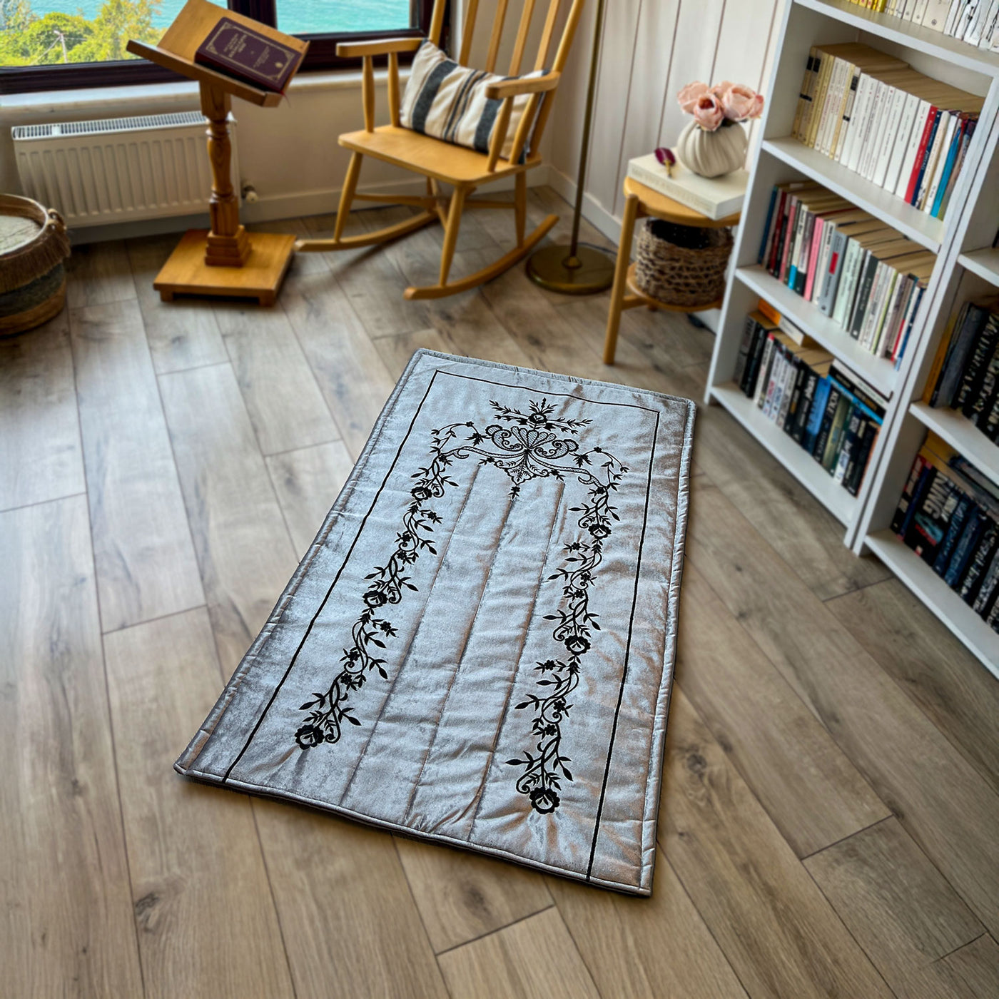 Gri Renk İpek Kadife Kumaş Seccade (Siyah Renk Maraş İşi Nakış) - WAS016