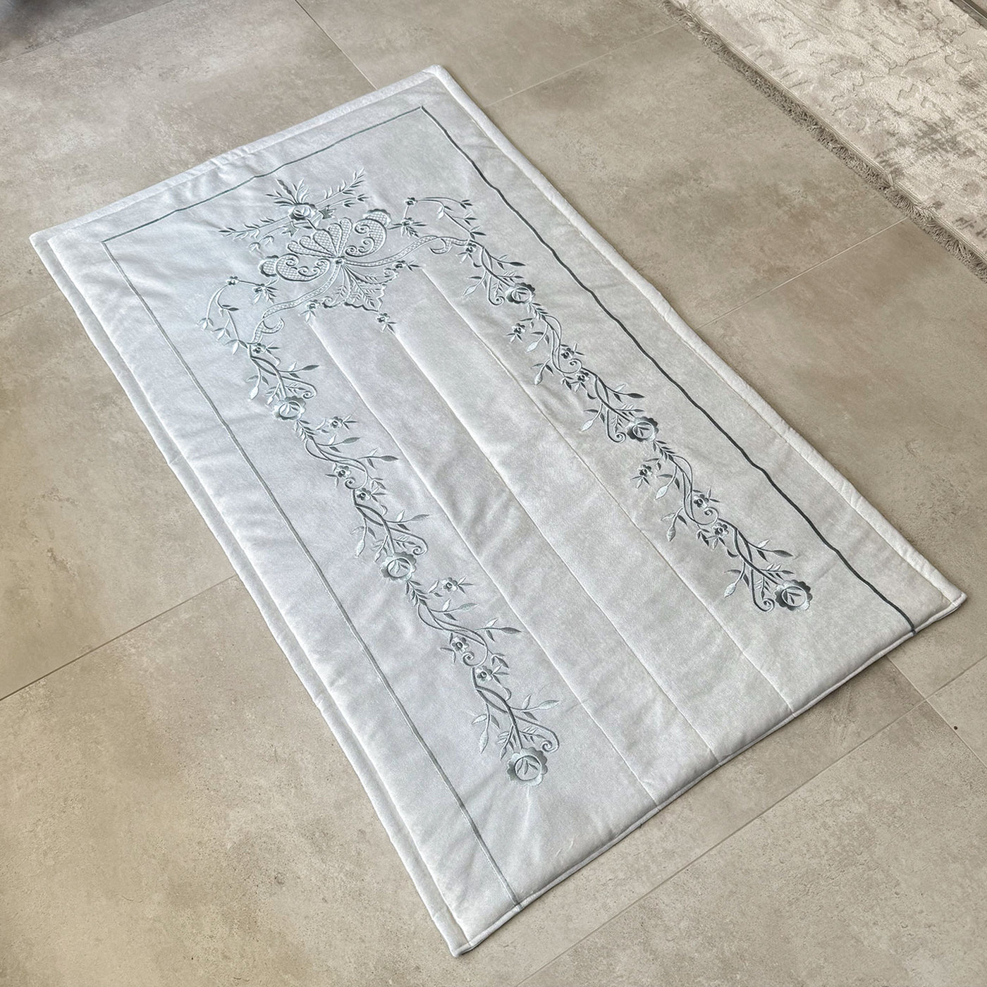 Krem Renk İpek Kadife Kumaş Seccade (Gümüş Renk Maraş İşi Nakış) - WAS018