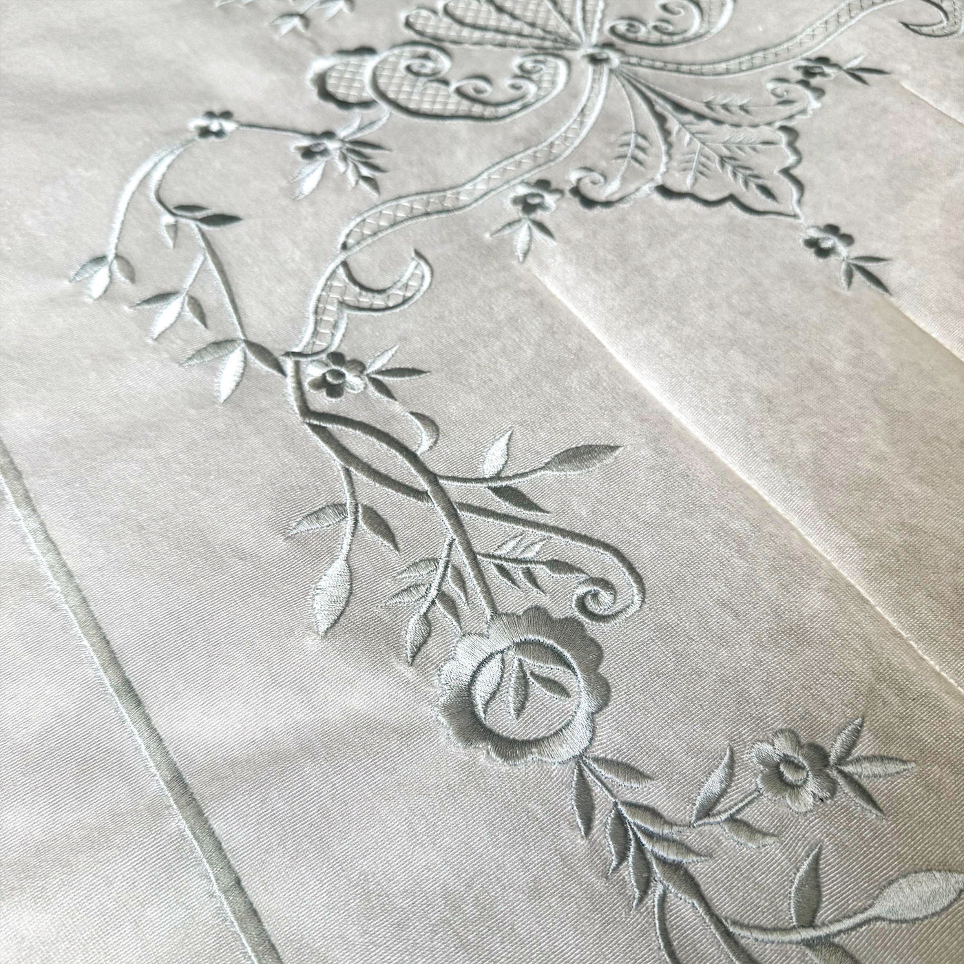 Krem Renk İpek Kadife Kumaş Seccade (Gümüş Renk Maraş İşi Nakış) - WAS018