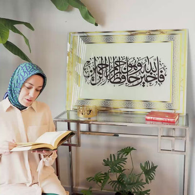 "Allah en iyi koruyandır ve O, merhametlilerin en merhametlisidir." Yusuf Suresi 64. Ayet Yazılı Cam Tablo - WTC009
